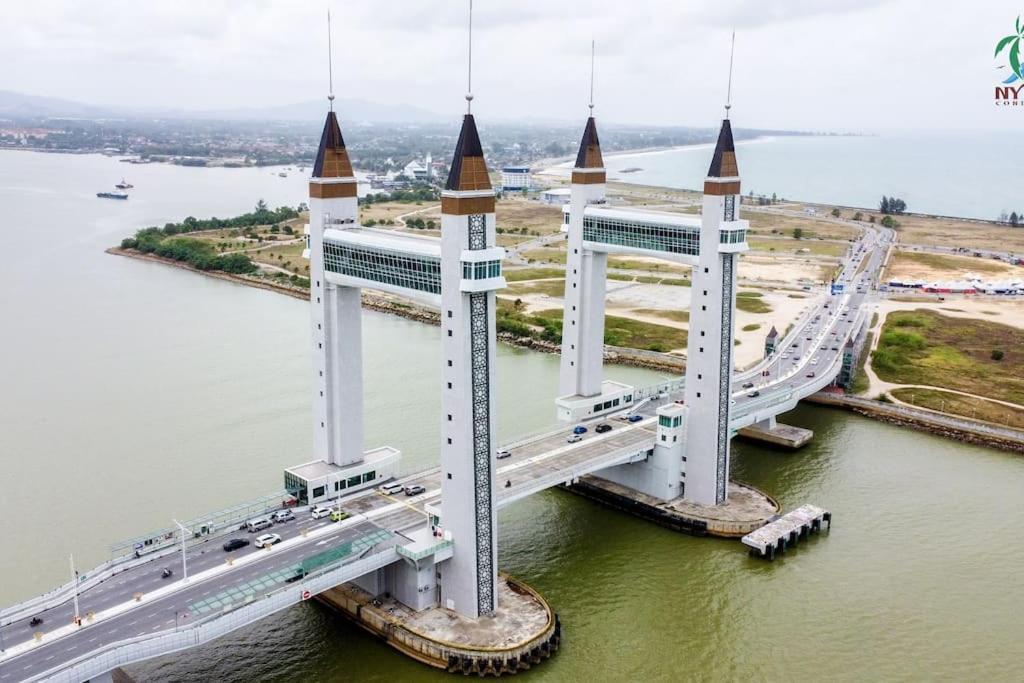 New Drawbridge Condo With Seaview And Pool 쿠알라트렝가누 외부 사진